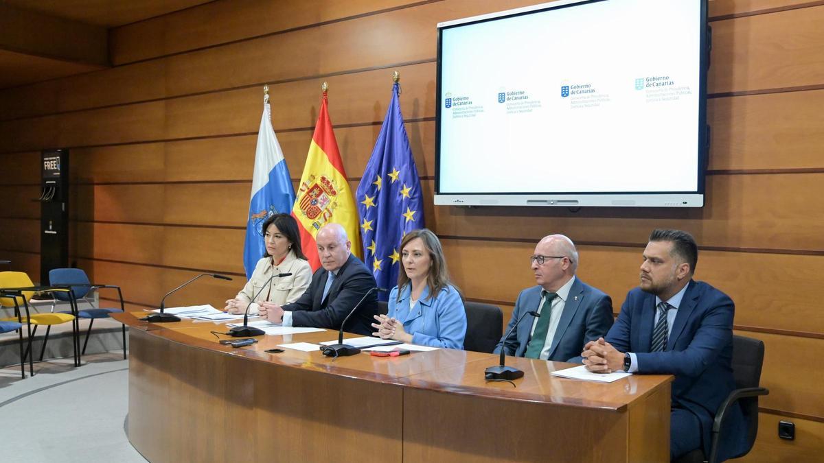 Autoridades en la presentación del modelo canario para reducir la litigiosidad.