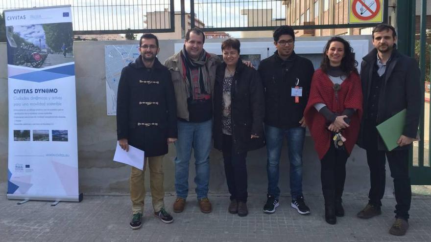 Cuatro concejales de Cort y dos responsables del colegio, durante la inauguración de la ruta escolar.