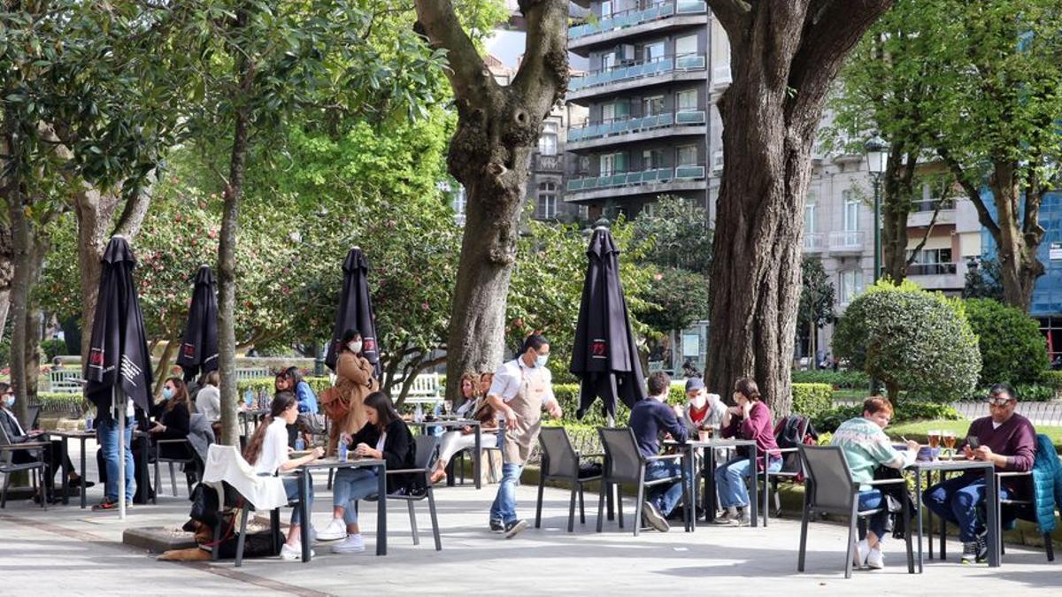 Con muchas dudas y pocas reservas: así vuelven las cenas a los restaurantes