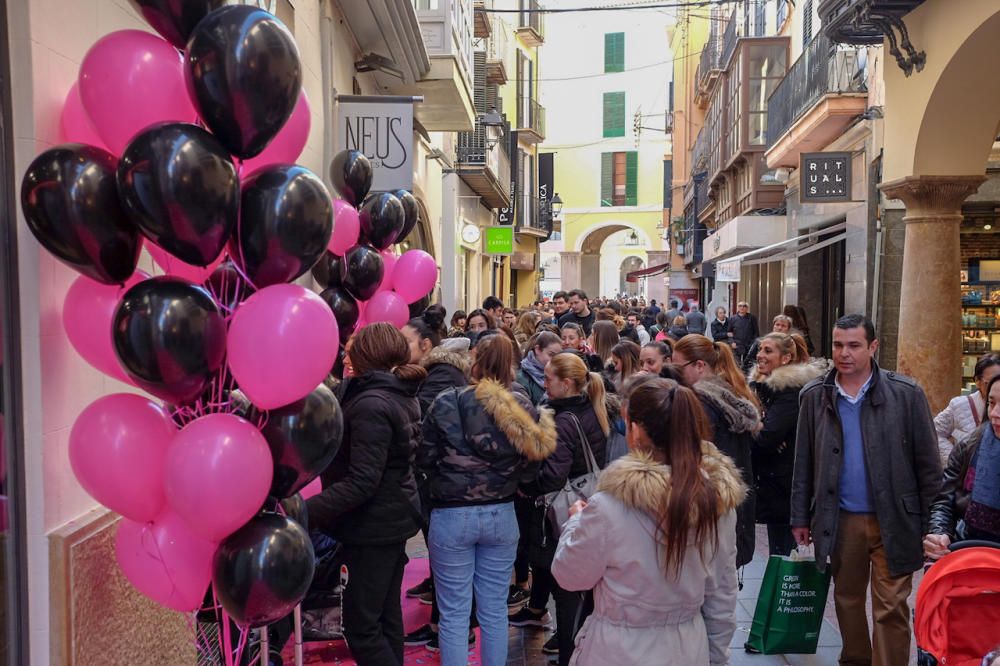 Largas colas en Sant Miquel esperando la apertura de una nueva tienda