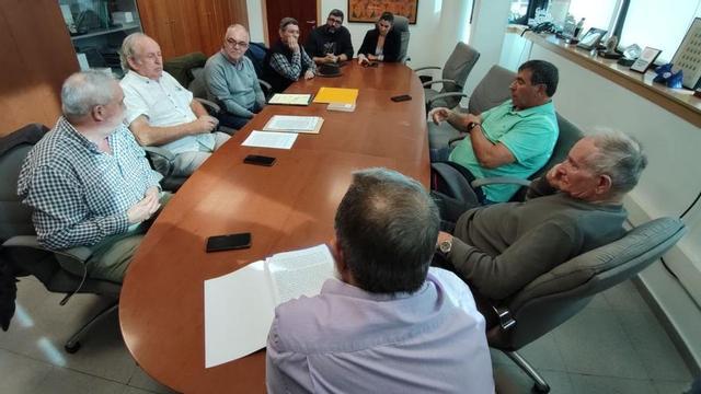 Representantes del Concello, historiadores y familiares de los «paseados», ayer.