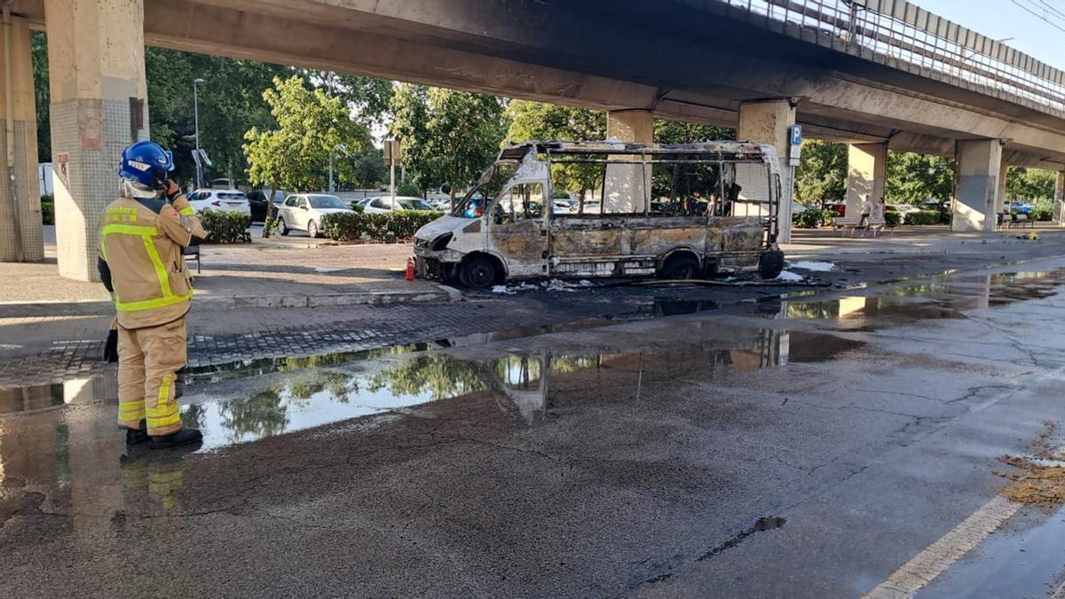 El bus calcinat a Girona