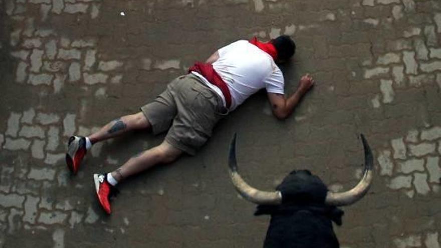 Un corredor cae ante uno de los toros de Jandilla.