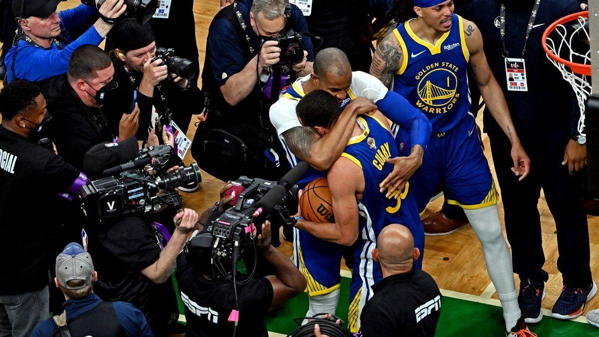 Los Warriors celebran su victoria.