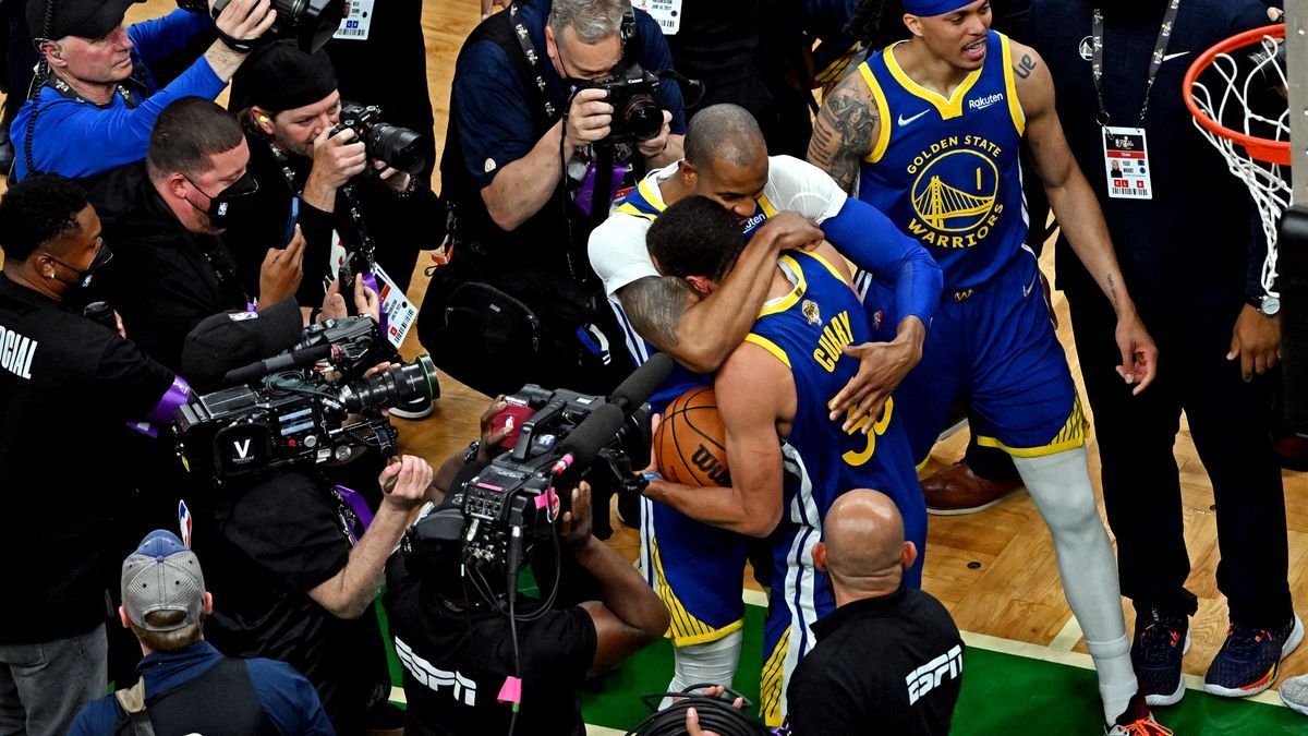 Los Warriors celebran su victoria.