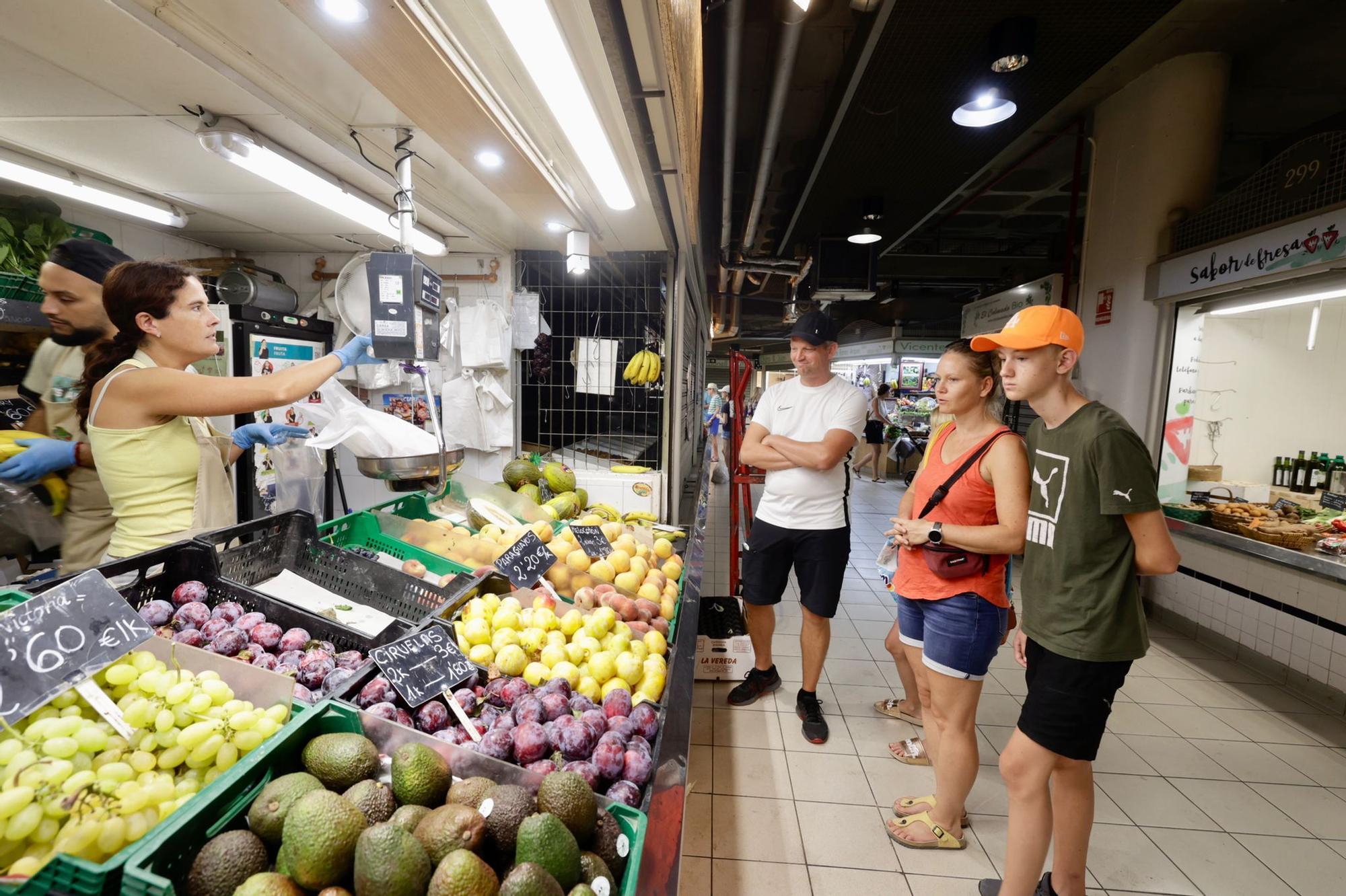 Turistas en el Mercado Central de Alicante - Información