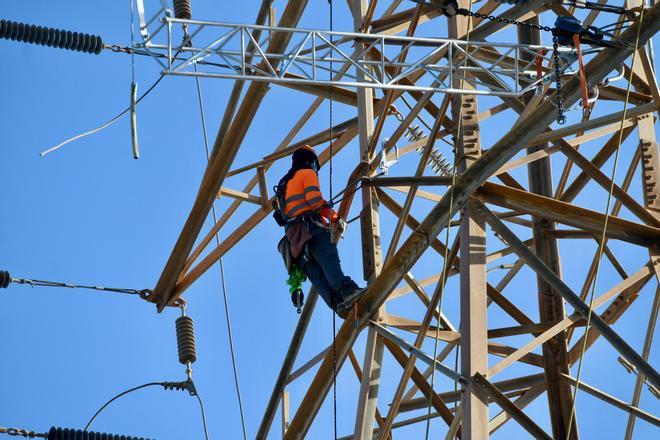 Todas las imágenes de la retirada de las torres eléctricas de la Costera Norte