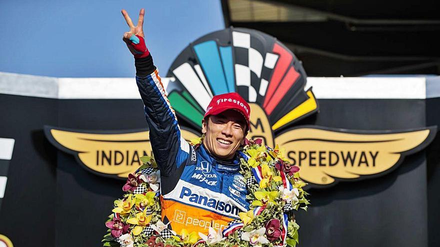 Takuma Sato celebrant la seva victòria.