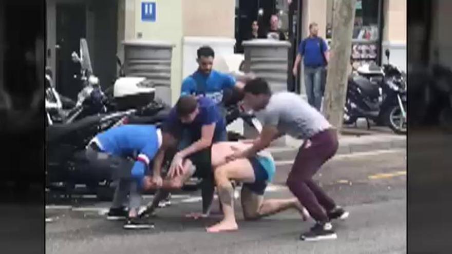 Pegan una paliza a un hombre para robarle el reloj en la Rambla del Raval de Barcelona