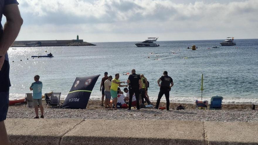 Salvan la vida a un nadador de 50 años que ha sufrido una parada cardiaca en Xàbia