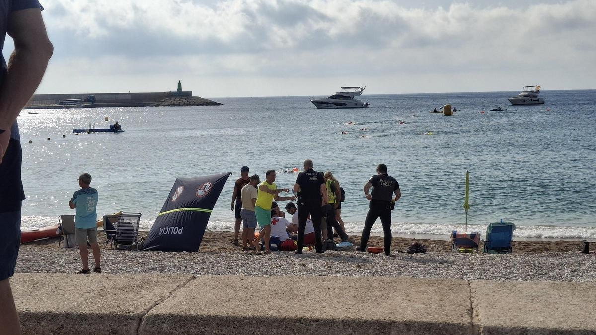 Salvan la vida a un nadador de 50 años que ha sufrido una parada cardiaca en Xàbia