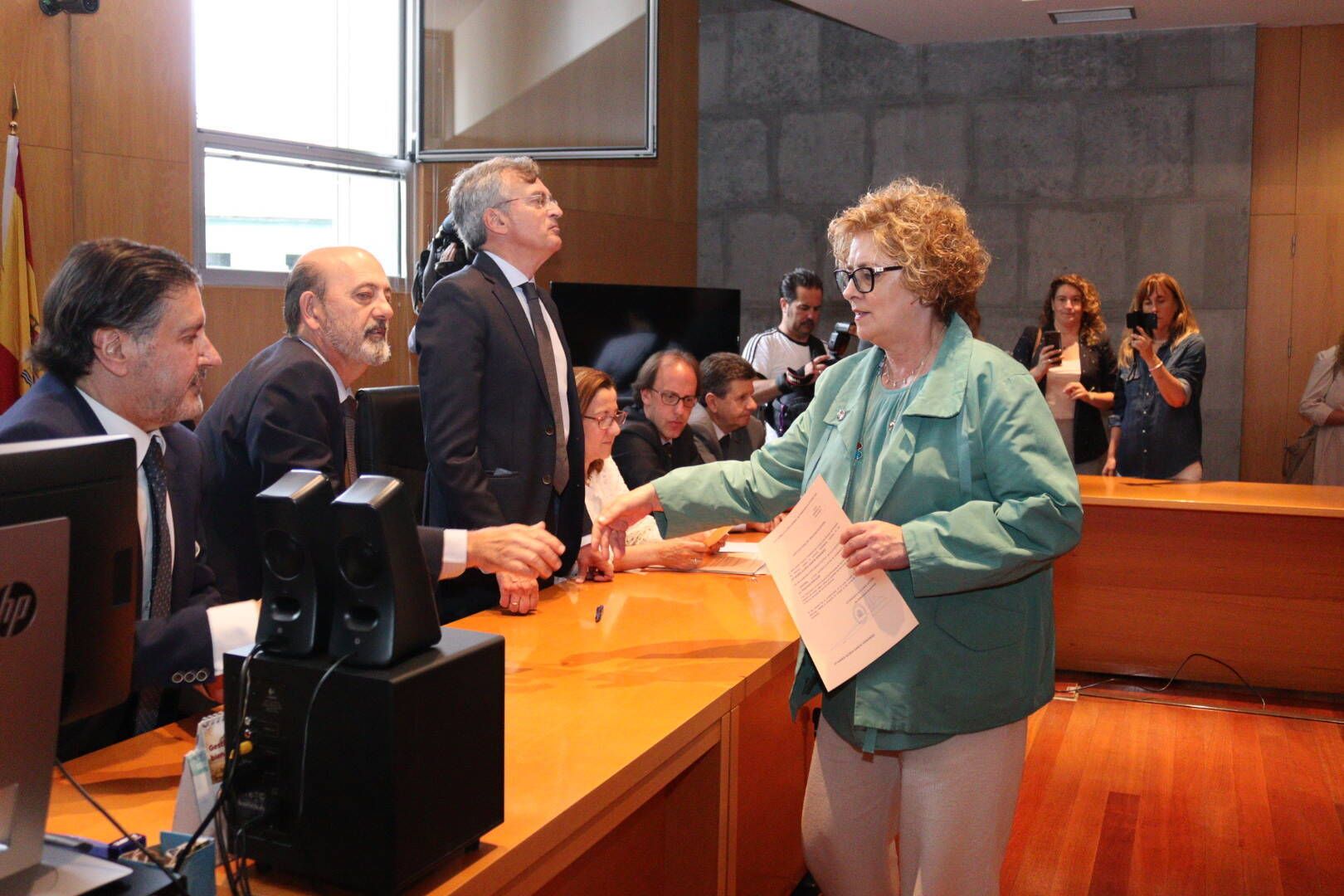 EN IMÁGENES: Así fue la recogida de las actas de los diputados asturianos ante la Junta Electoral Provincial