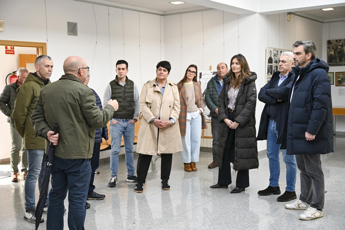 Diego Calvo e Manuel Taboada, á dereita, no Centro Sociocultural Luis Seoane.