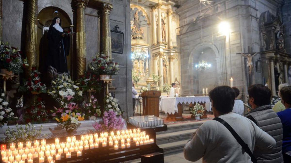 La imagen de la santa está rodeada de velas. |  // NOÉ PARGA