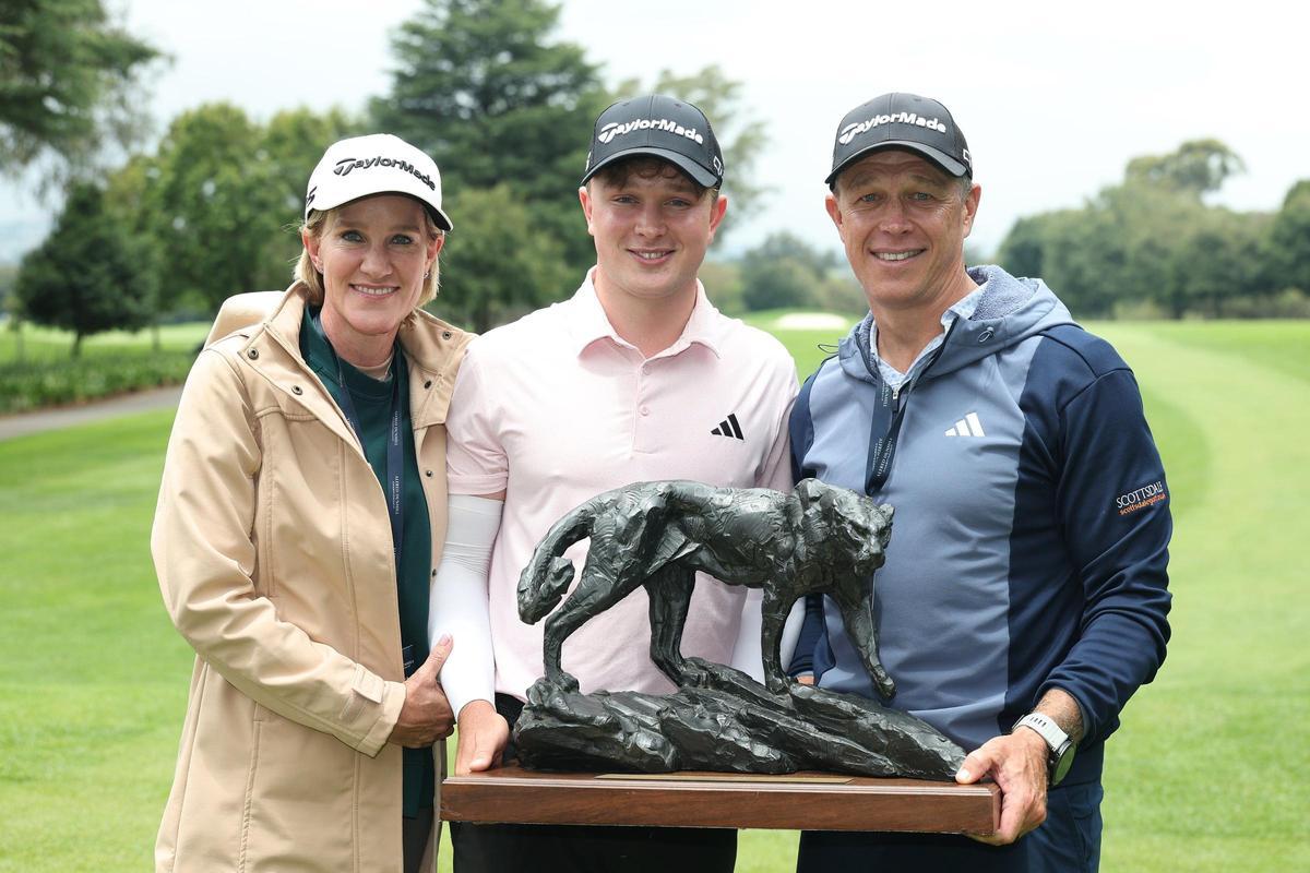 Schaper posa con sus padres tras conseguir su primer gran triunfo en el DP World Tour