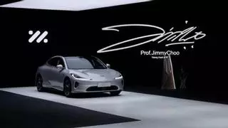 Jimmy Choo entra en el mundo del automóvil con este coche eléctrico chino de 850 kilómetros de autonomía