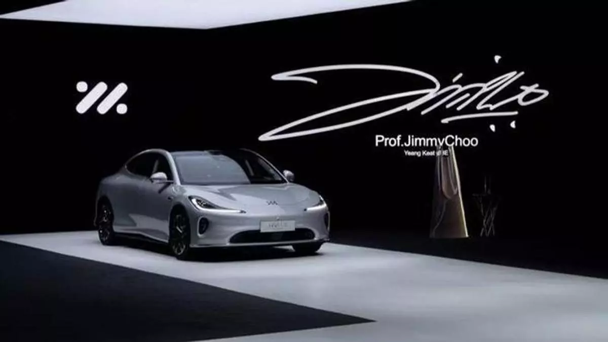 Jimmy Choo entra en el mundo del automóvil con este coche eléctrico chino de 850 kilómetros de autonomía