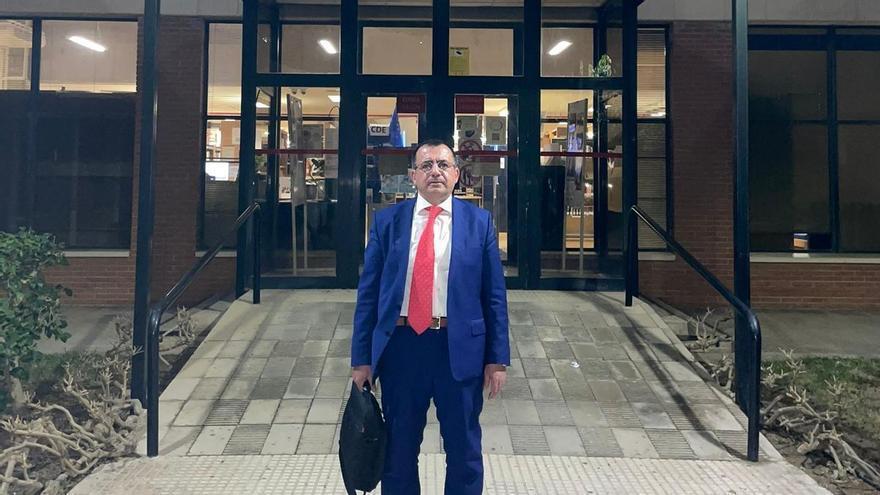 El profesor Sanmartín a las puertas de la Biblioteca de Derecho en la Universidad de Alicante