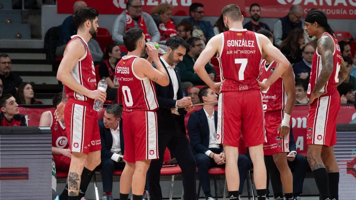 Los jugadores del Casademont Zaragoza durante un tiempo muerto en el partido ante el Girona en el Príncipe Felipe.