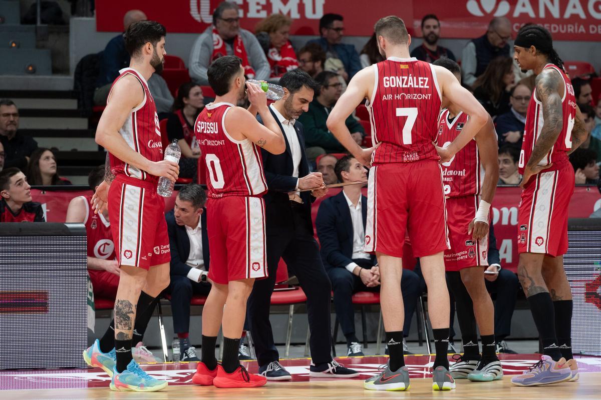 Los jugadores del Casademont Zaragoza durante un tiempo muerto en el partido ante el Girona en el Príncipe Felipe.