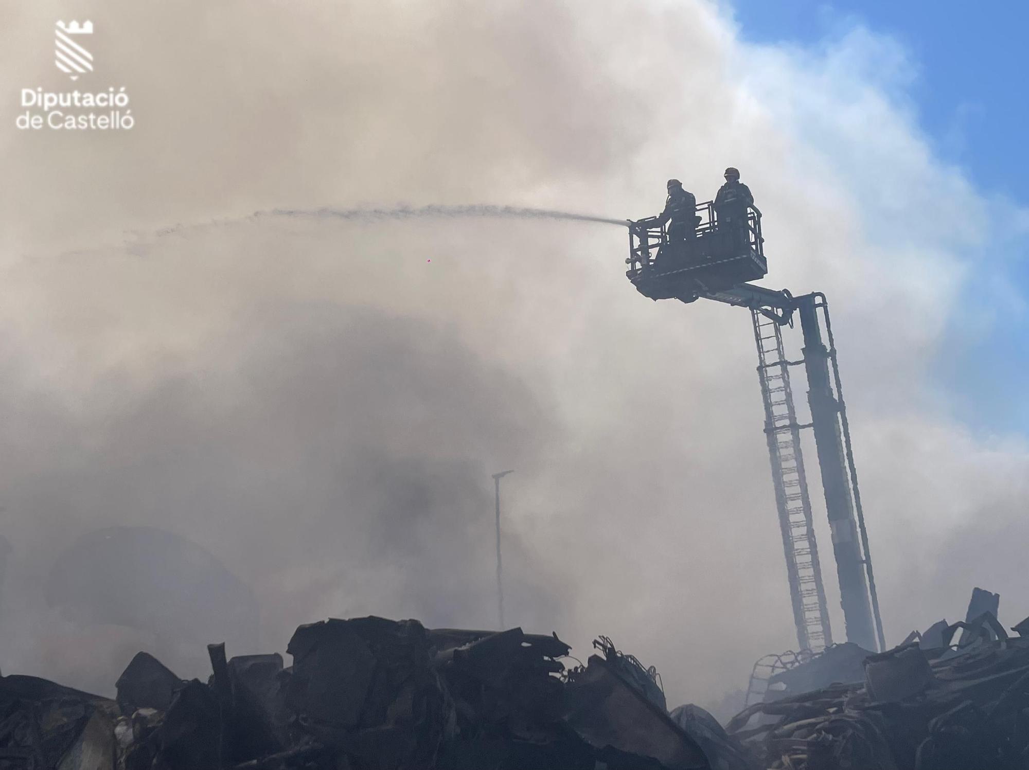 Galería: Espectacular incendio en un desguace de Burriana