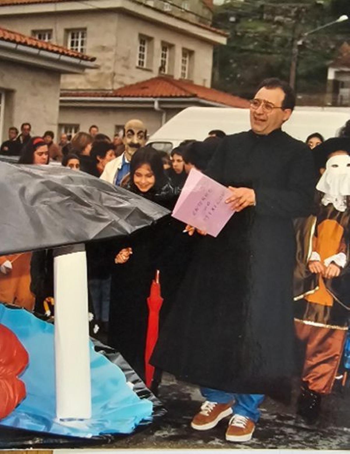 Juan José Martínez hace de cura. | CEDIDA