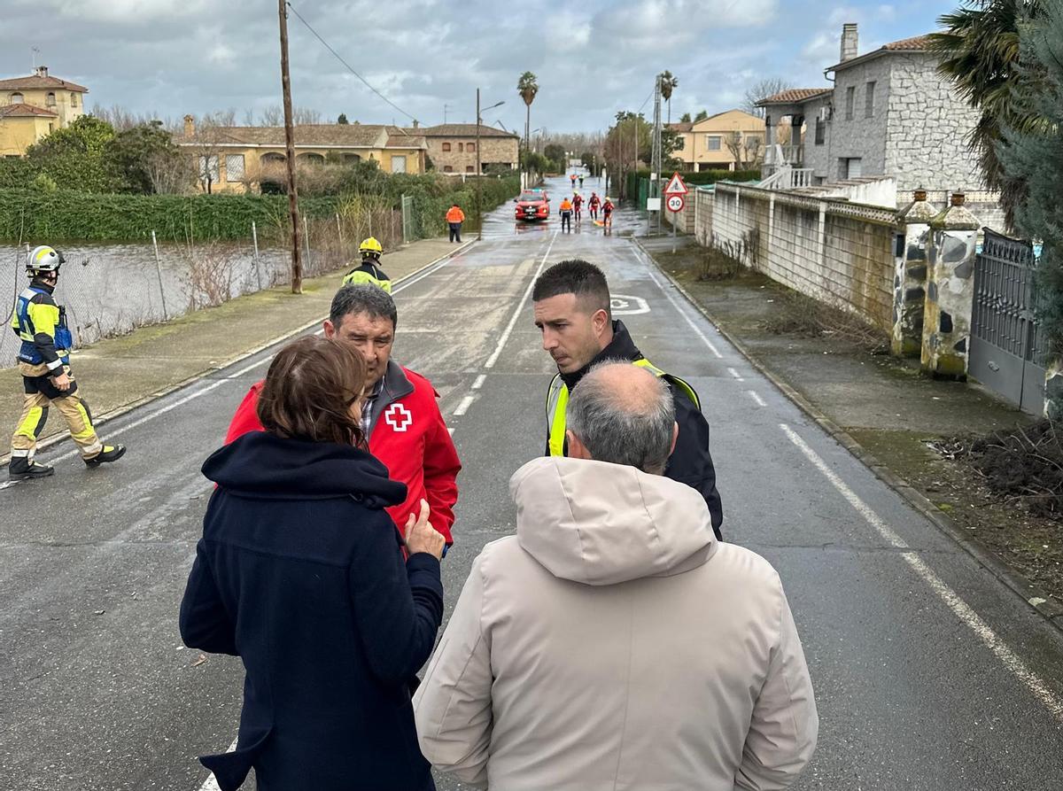 La alcaldesa, Almudena Domingo, habla con personal de la Policía local y Cruz Roja, en Coria.