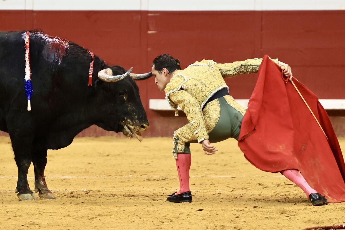 El diestro Daniel Luque en la lidia de uno de sus astados este viernes durante la segunda corrida de toros de la Semana Grande de San Sebastián.