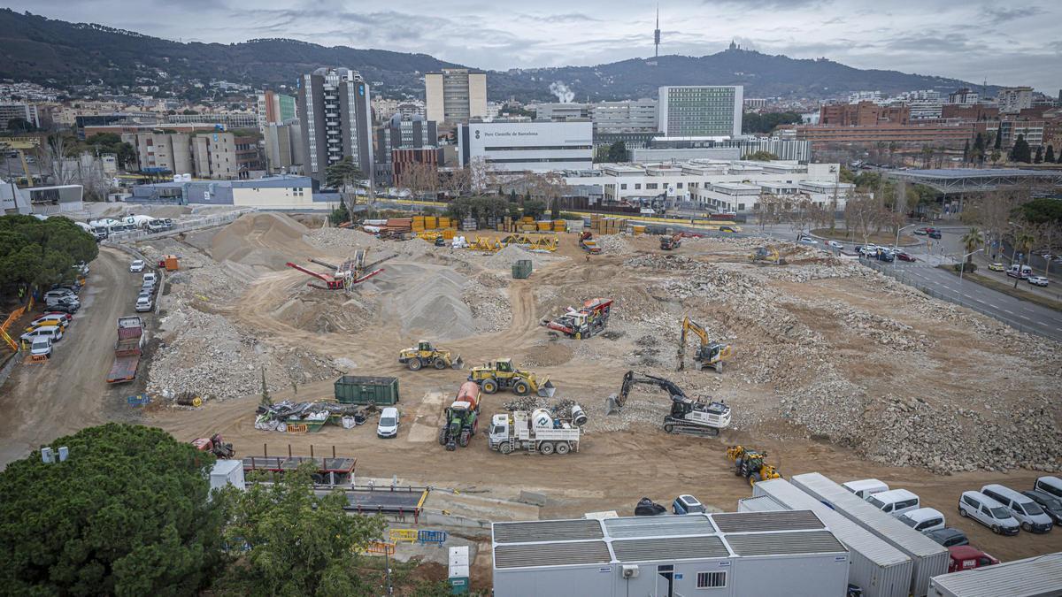 Vista del terreno del antiguo Miniestadi donde se reciclan escombros del Camp Nou para reaprovecharlos en la reconstrucción del estadio.