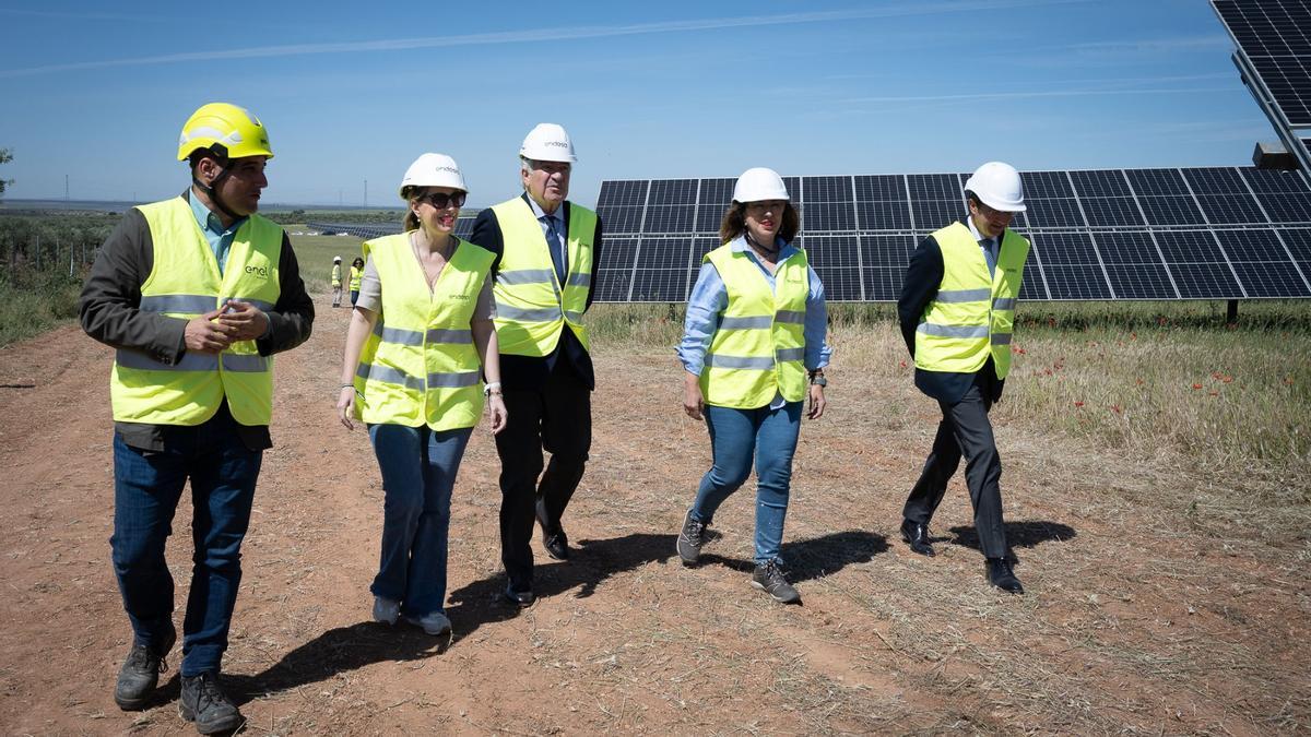 En el centro de la imagen, María Guardiola, José Bogas, y Mercedes Morán durante su visita a la planta solar.