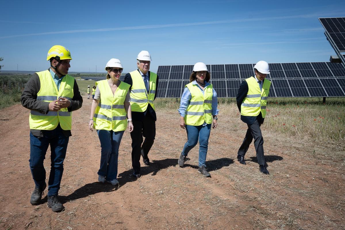 En el centro de la imagen, María Guardiola, José Bogas, y Mercedes Morán durante su visita a la planta solar.