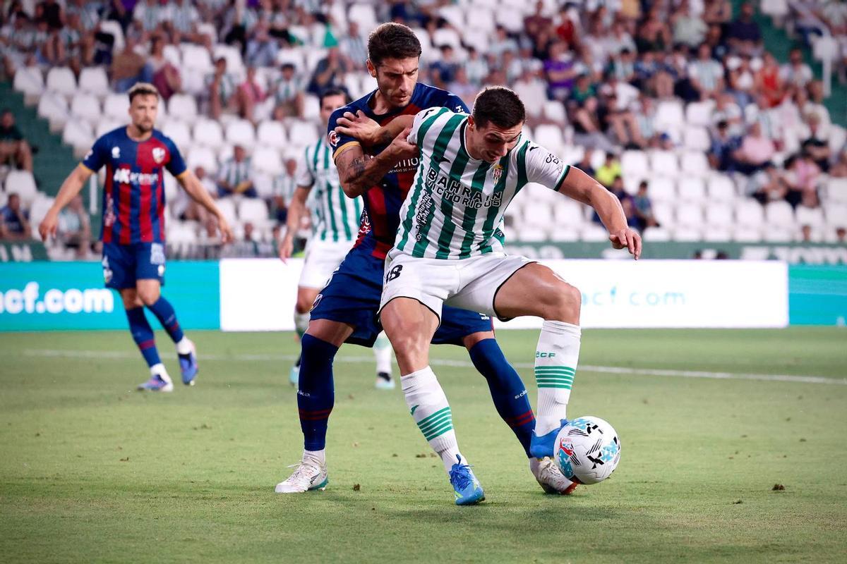 Adri Fuentes protege un balón.