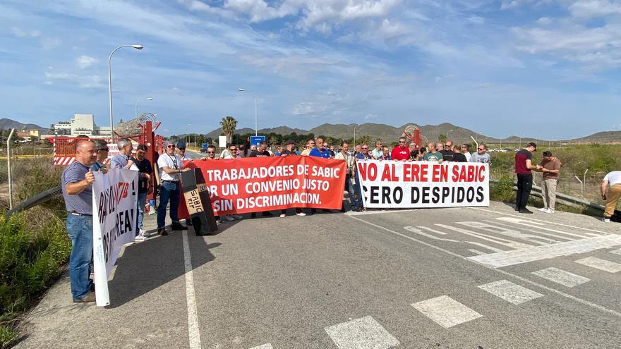 Los empleados de Sabic protestan por la aplicación de un nuevo ERTE