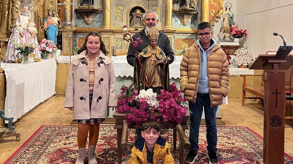 El santo lucía engalanado con flores en la iglesia parroquial.