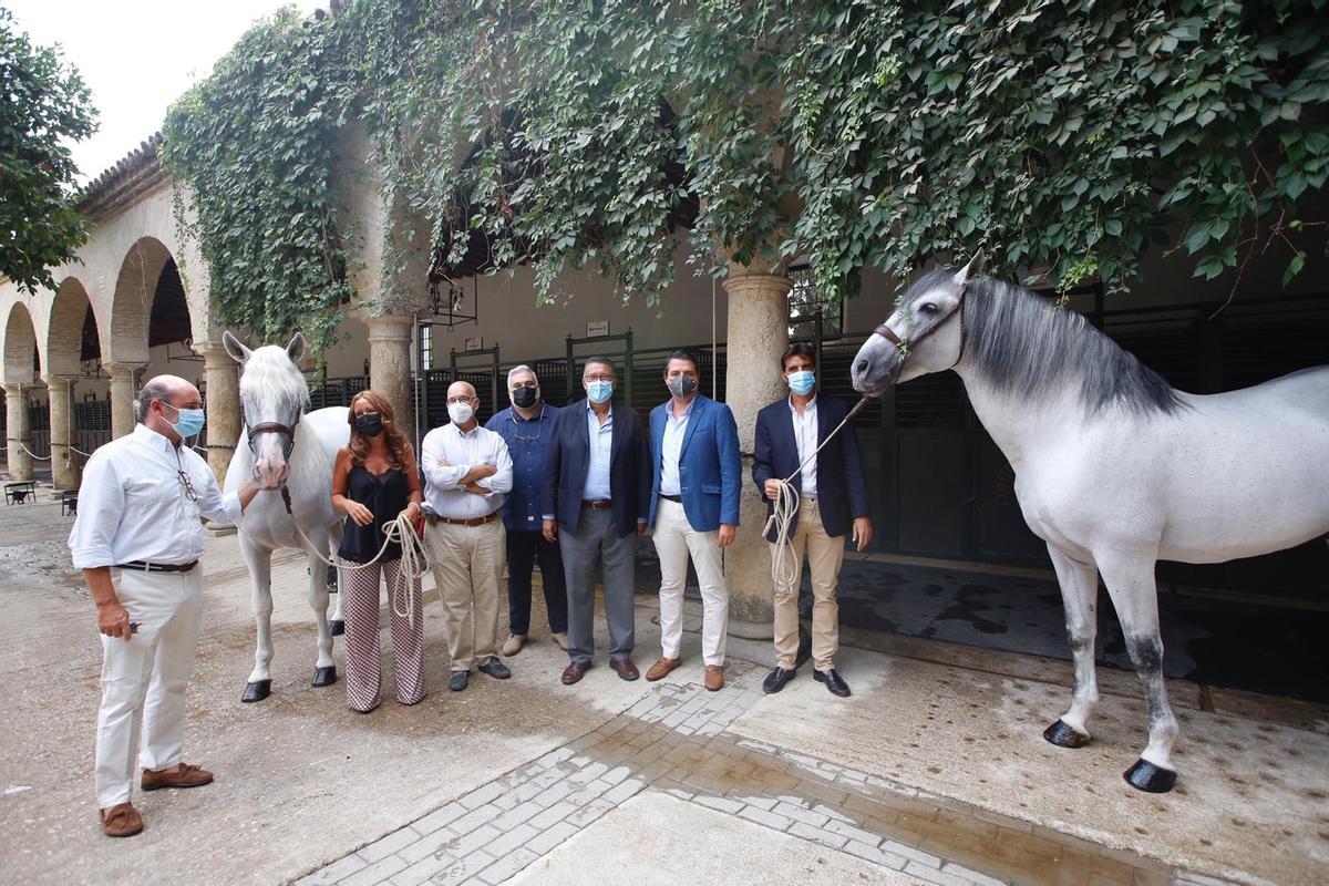 José María Bellido, Rafael Blanco y Marián Aguilar, con la ejecutiva de Córdoba Ecuestre en Caballerizas Reales.