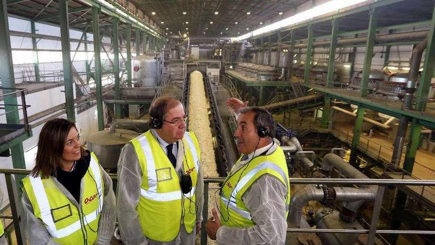 La consejera Milagros Marcos, Juan Vicente Herrera y el presidente de ACOR, Carlos Rico, en la cooperativa.