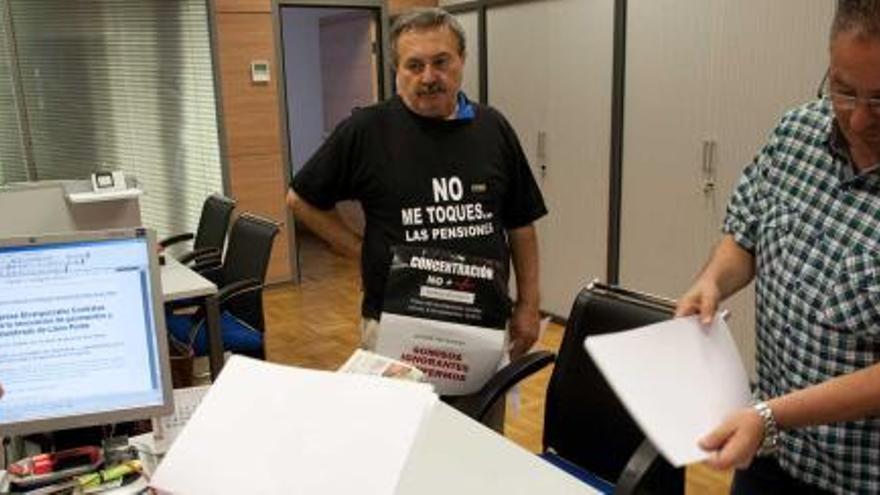 Antonio Cabrera y Pablo González Castañón, ayer, dejando una copia de la moción al grupo municipal del PSOE de Avilés.