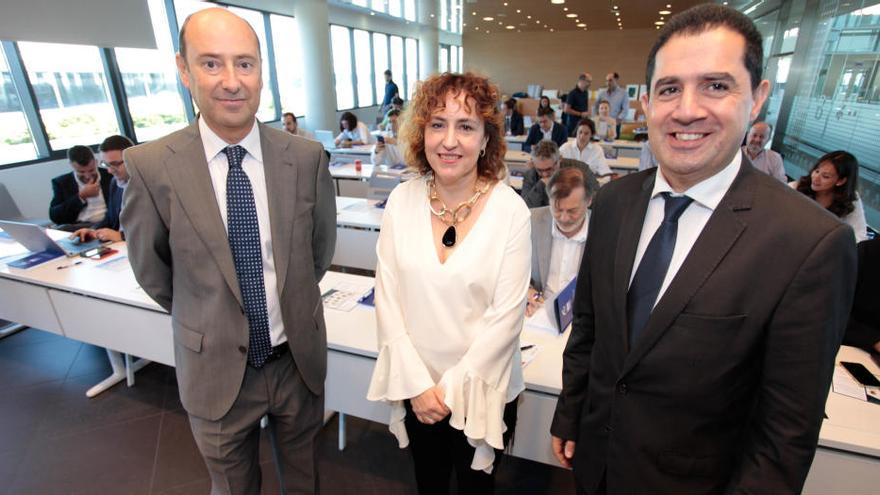 El presidente de Fundeum, Manuel Cazorla,la directora del IVACE, Julia Company, y el alcalde de Alcoy, Antonio Francés.