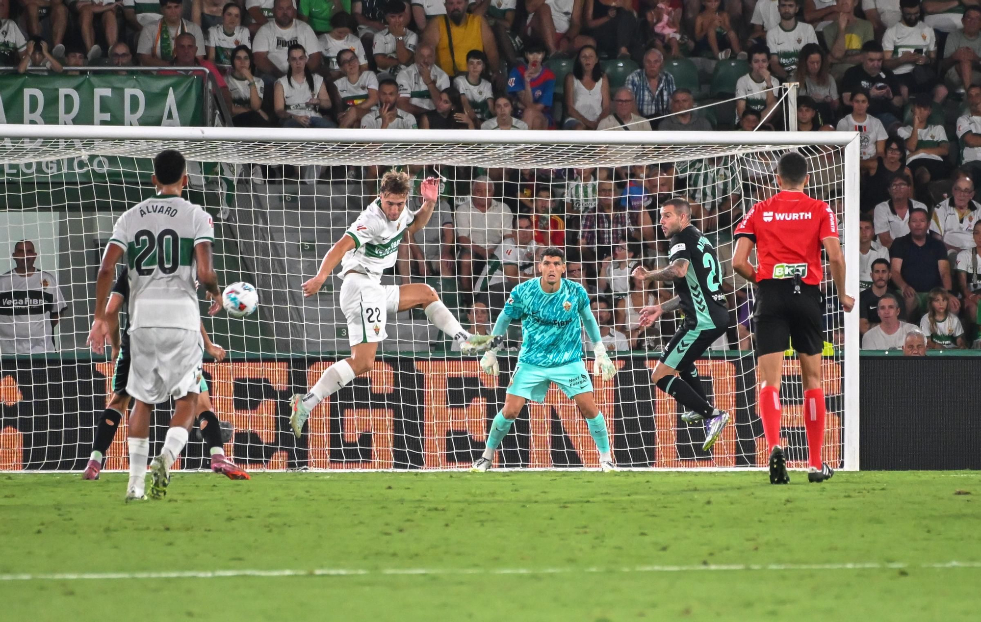 El Elche vuelve a Primera División con un empate frente al Betis (1-1)