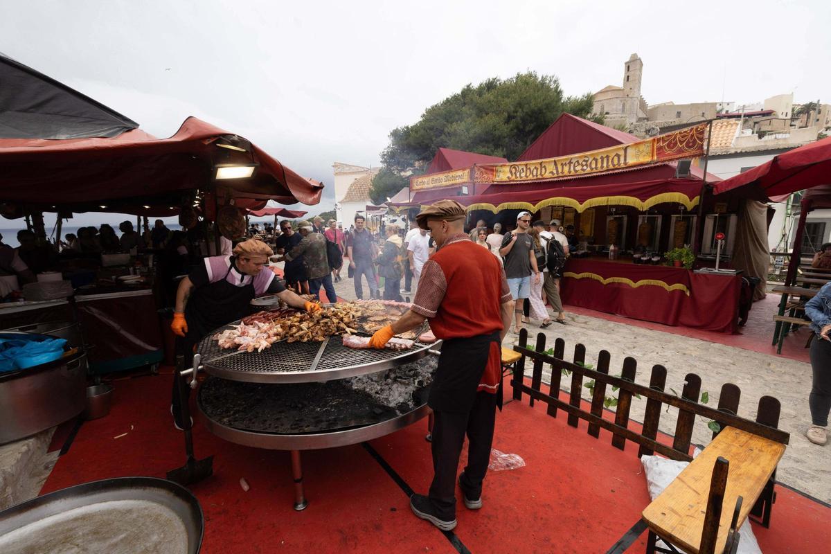 La lluvia ensombrece el primer día de la Feria Ibiza Medieval