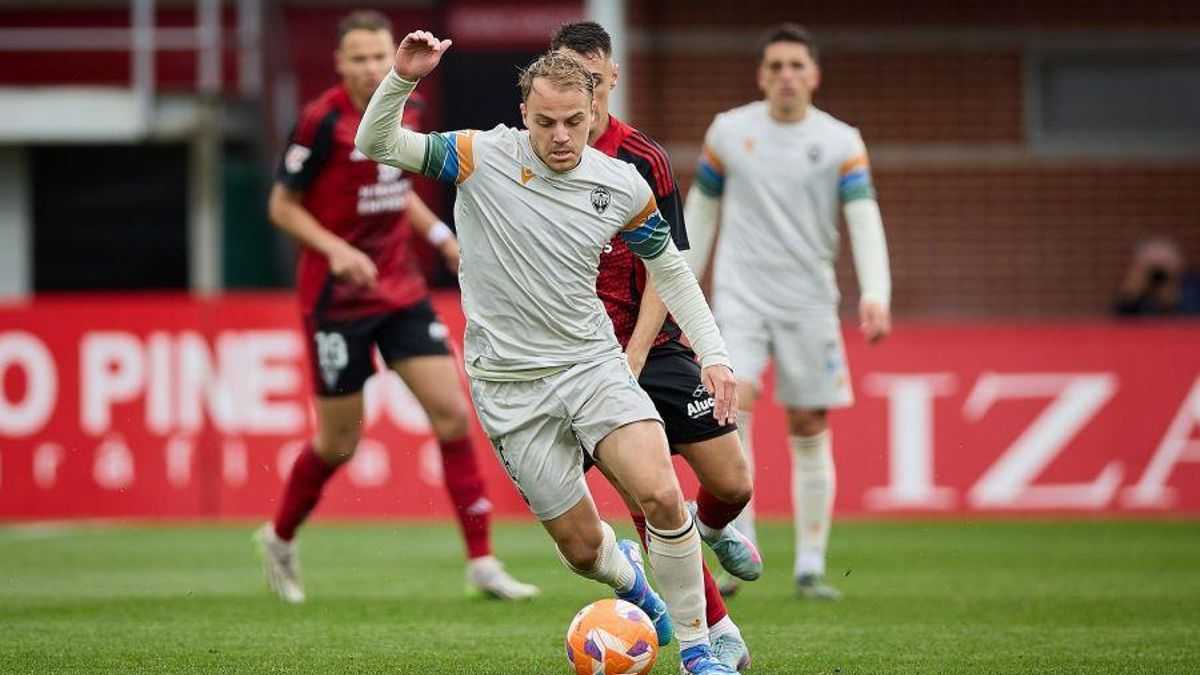 Thomas Van den Belt coduce un balón en un lance del encuentro en Anduva.