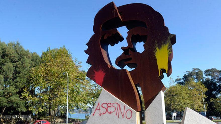 Pintada en la estatua del Ché de Oleiros horas antes del homenaje