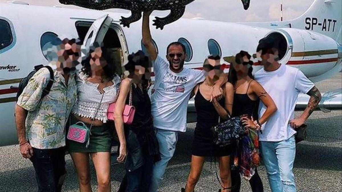 En el centro, Alberto Genovese, en el aeropuerto de Ibiza, en una imagen de archivo.