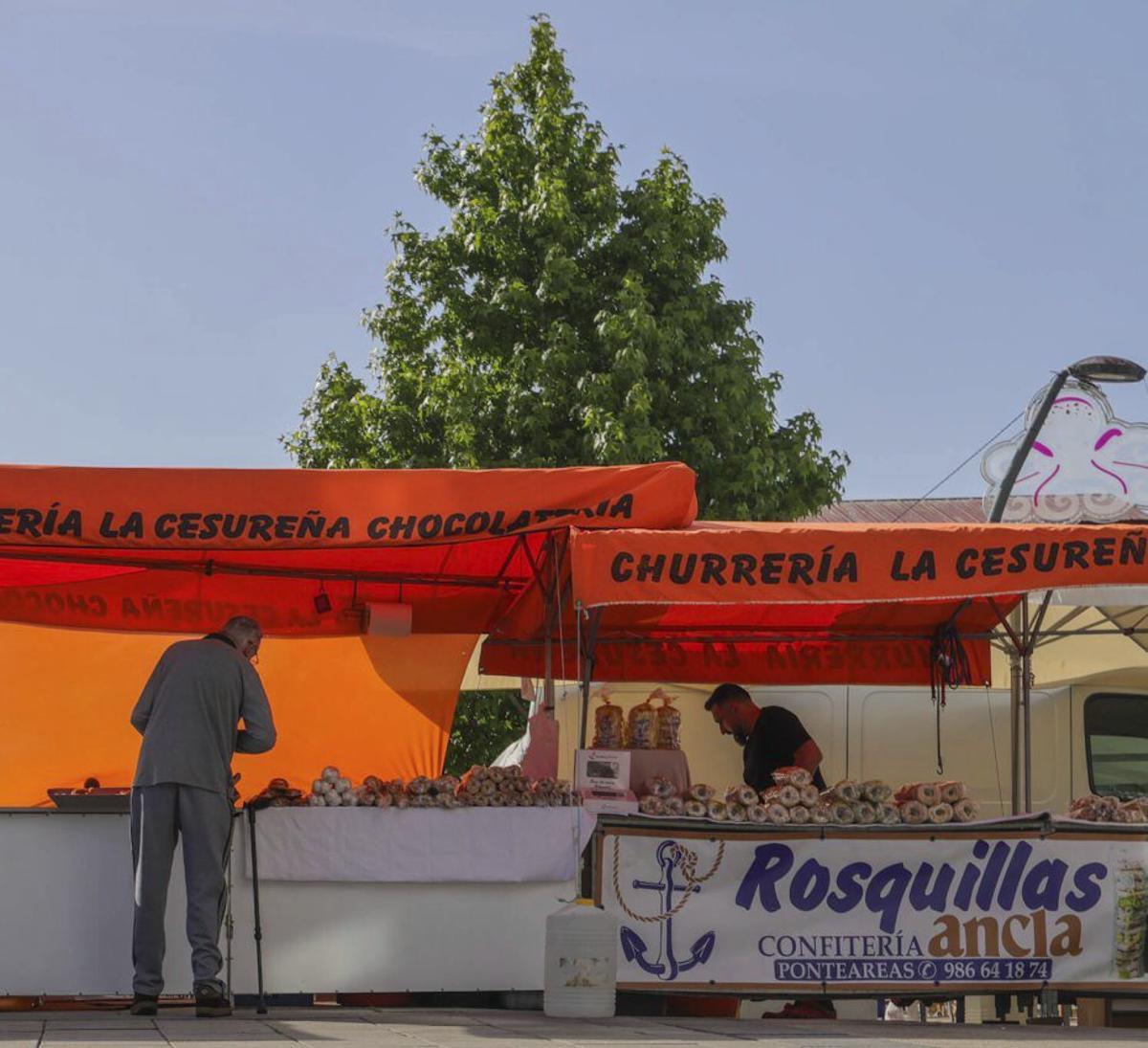 Los tradicionales puestos de churros y rosquillas. | IÑAKI ABELLA