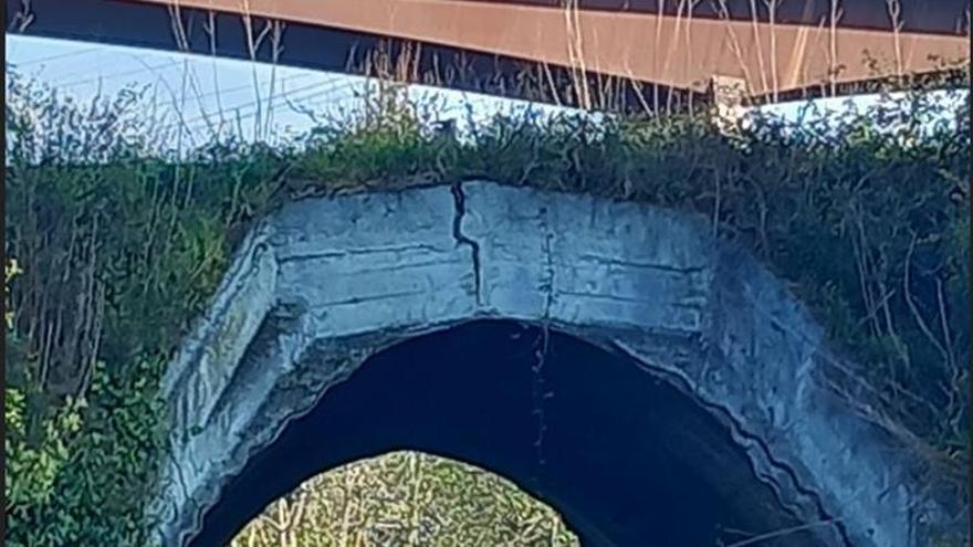 Grieta en el puente a la altura del polígono de Somonte