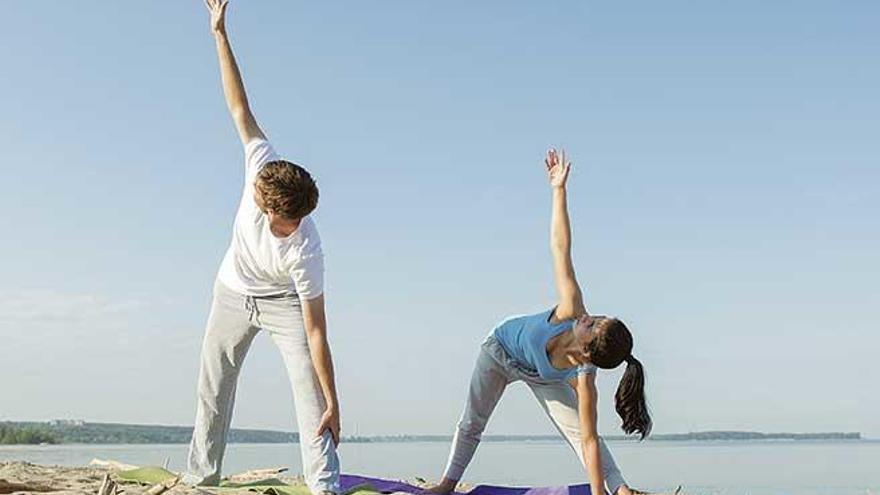 La playa también sirve de escenario para la práctica del yoga.