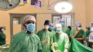 Un médico canario promueve las cirugías poco invasivas en África