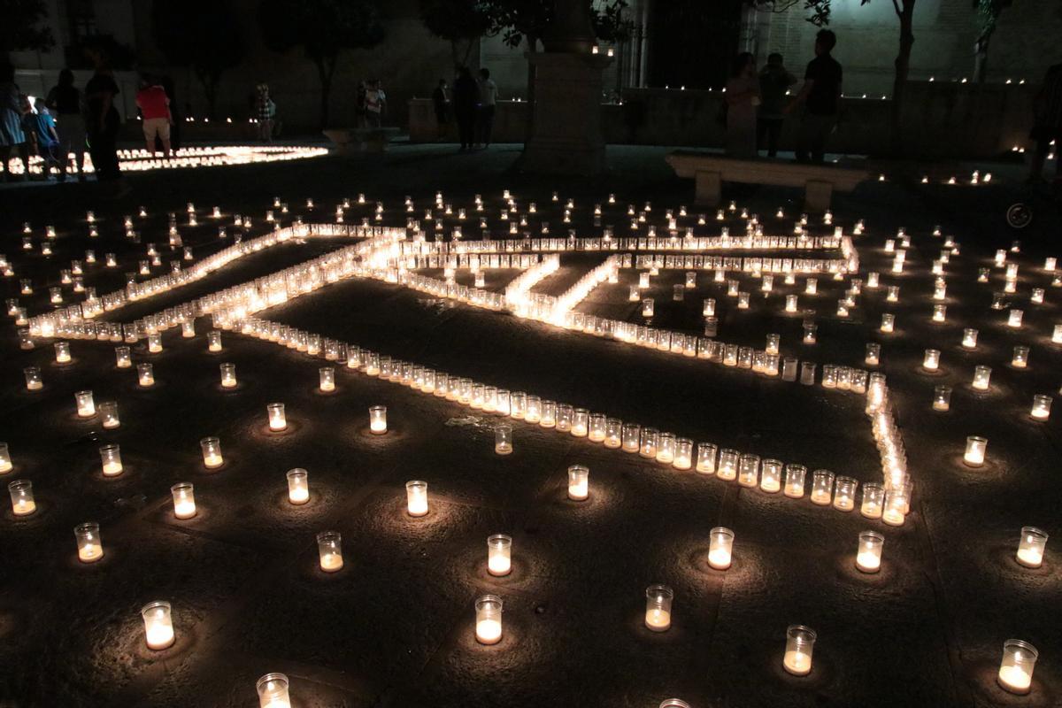 El logo de los Dólmenes de Antequera, hecho con luces.