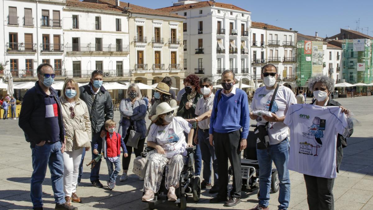 Miembros de la asociación EMEX, ayer, al inicio de su ruta en la plaza.