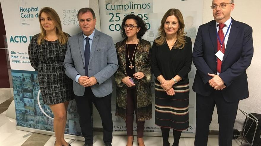 La consejera de Salud en funciones, Marina Álvarez, ayer, durante su visita al hospital Comarcal.